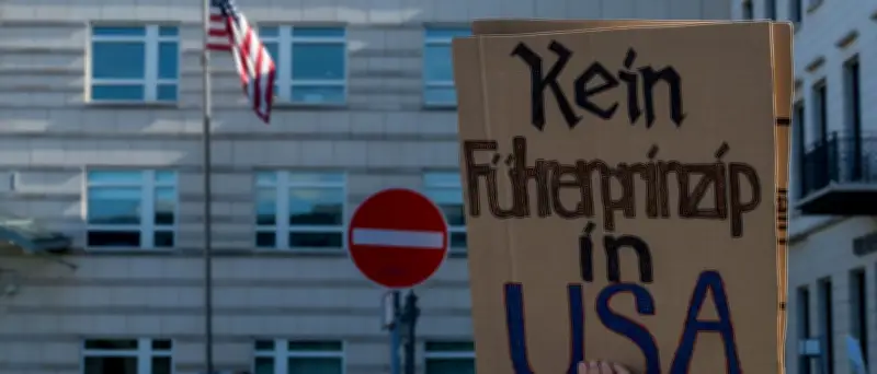 250 Jahre USA: Demo vor US-Botschaft in Berlin gegen Trump