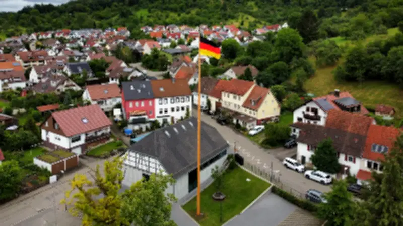 29 Meter hoch: Deutschlands größte Deutschland-Fahne in Miedelsbach