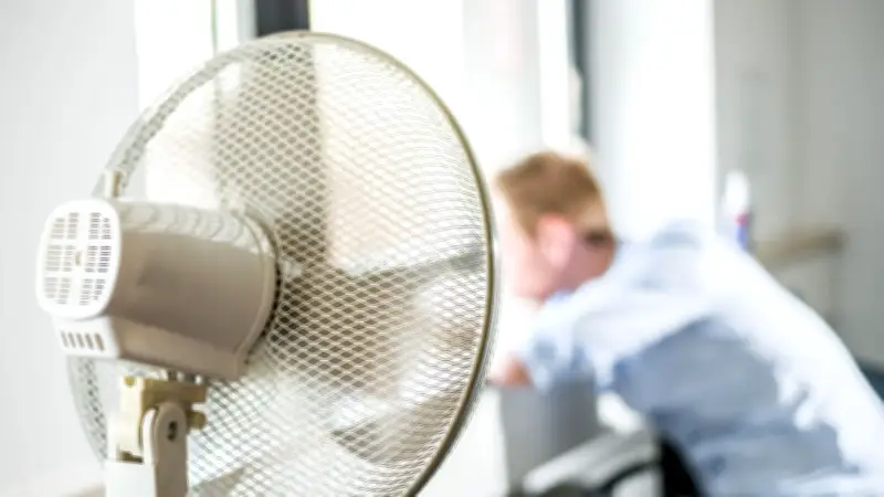 30 Grad im Büro: Habe ich ein Recht auf hitzefrei?