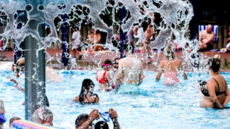 30 Grad in Berlin: Überfüllte Bäder und Gewitter zum Wochenendstart