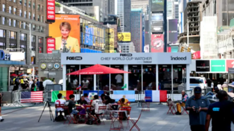 50.000 Dollar für WM-Gucken: Zwei Männer im Glaskasten auf dem Times Square