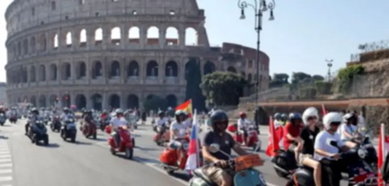 80 Jahre Vespa: Tausende feiern Kult-Roller mit Parade in Rom