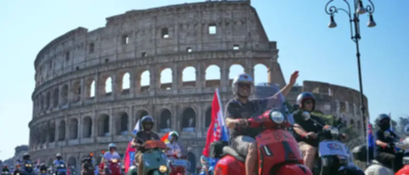 80 Jahre Vespa: Tausende feiern Kultroller mit Parade in Rom