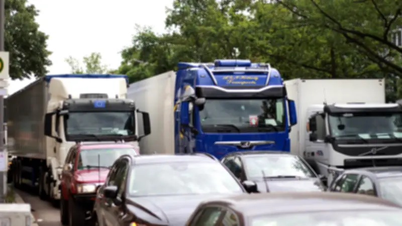 A100-Umleitung: Anwohner der Königin-Elisabeth-Straße fordern Ende der Belastung