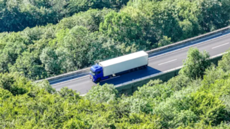 A8 bei Göppingen: Gefahrguttransporter droht zu explodieren – Ortschaft evakuiert