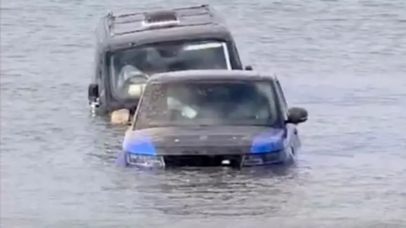Abschleppversuch scheitert: Flut lässt zwei Autos im Wasser versinken
