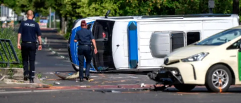 Acht Verletzte bei Unfall zwischen Taxi und Polizeiauto in Berlin-Kreuzberg