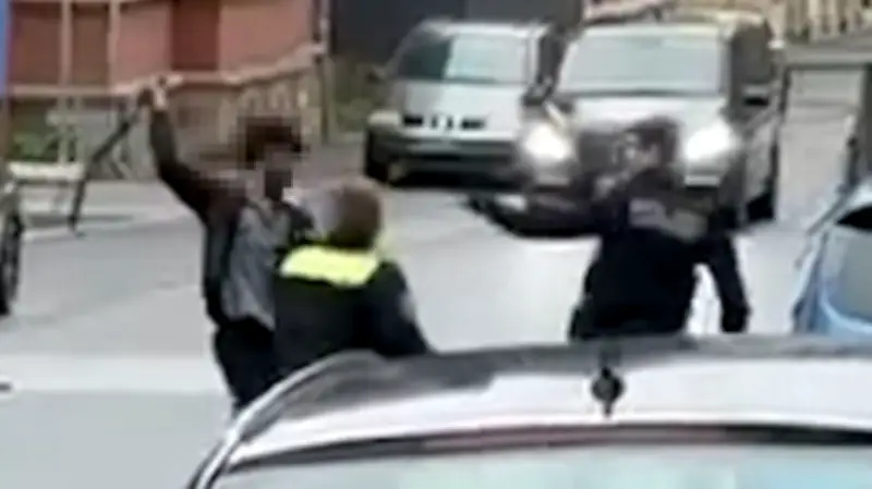 Afghane greift Polizisten mit Eisenstange an: 35 Zeugen nötig