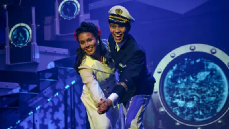 AHOI im Wintergarten: Kurzurlaub ohne Koffer – Swing, Dinner & Akrobatik
