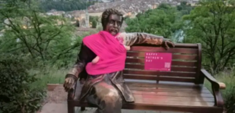 Aktion in der Schweiz: Einstein-Statue als moderner Papi mit Babytragetuch