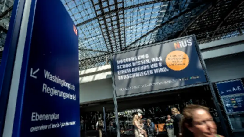 Aktivisten kleben „Nius“-Werbung in Berlin zu: „Wie 1933“