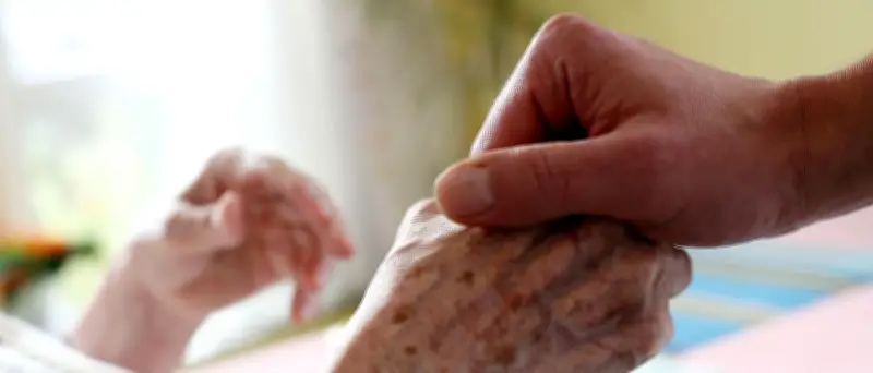 Altersarmut per Pflegegesetz? Warkens Pläne für pflegende Angehörige