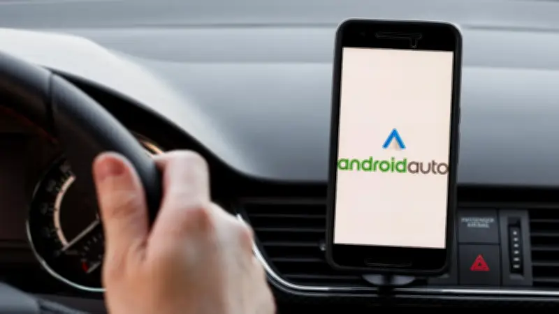 Android Auto: Google Maps bleibt nachts im hellen Tagmodus stecken