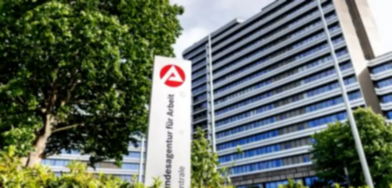 Arbeitslosenzahl sinkt im Juni leicht, bleibt aber über Vorjahr