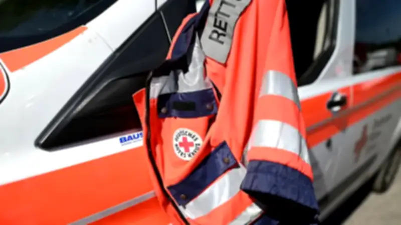 Arbeitsunfall in Amtzell: Mann zwischen Sattelzug und Pfeiler eingeklemmt