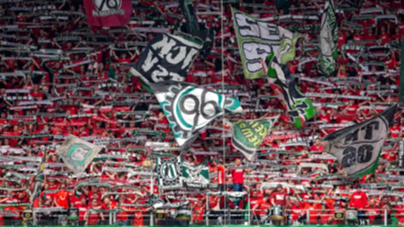 Aufstiegseuphorie: Fans stürmen Hannover 96 – Bude eingerannt