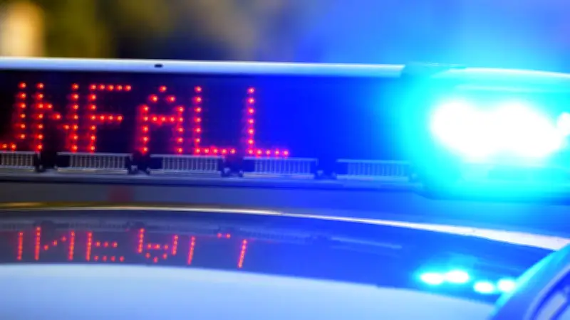 Auto fliegt aus Kurve: Jugendlicher in Lebensgefahr nach Unfall in NRW