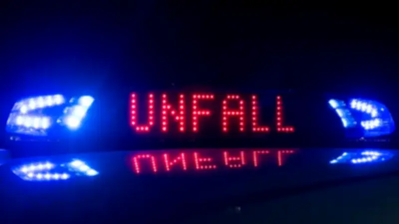 Auto gerät in Gegenverkehr: Schwerer Unfall auf S124 bei Reichenbach