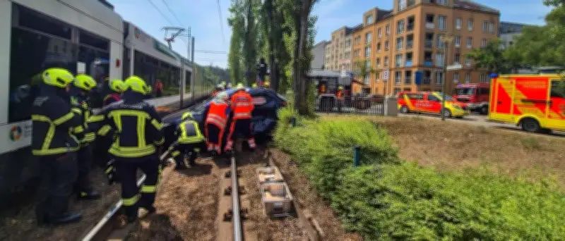 Auto kollidiert mit Tram in Potsdam: Fahrer eingeklemmt und befreit