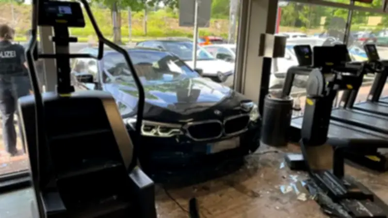 Auto kracht in Bochumer Fitnessstudio: Fahrer hat Glück im Unglück