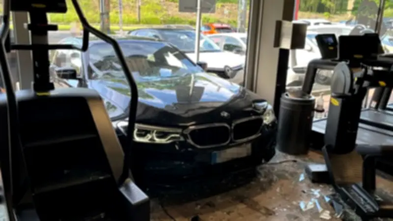 Auto kracht in Fitnessstudio in Bochum – niemand verletzt
