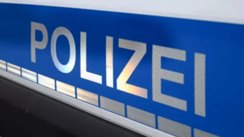 Auto surft 30 Meter über Leitplanke auf A7 bei Heidenheim