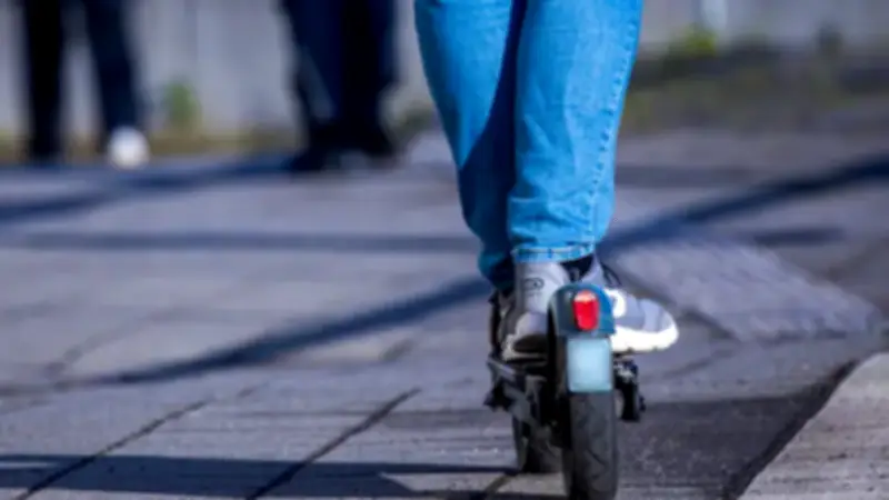 Autofahrerin rettet schwer gestürzten E-Scooter-Fahrer bei Lilienthal