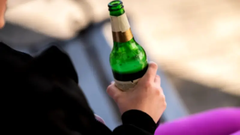 Baby und Kleinkind trinken Bier am Badesee – Polizei ermittelt