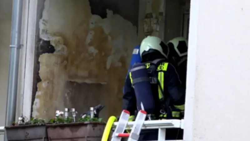Balkonbrand in Halle-Neustadt: Feuerwehr rettet Wohnung