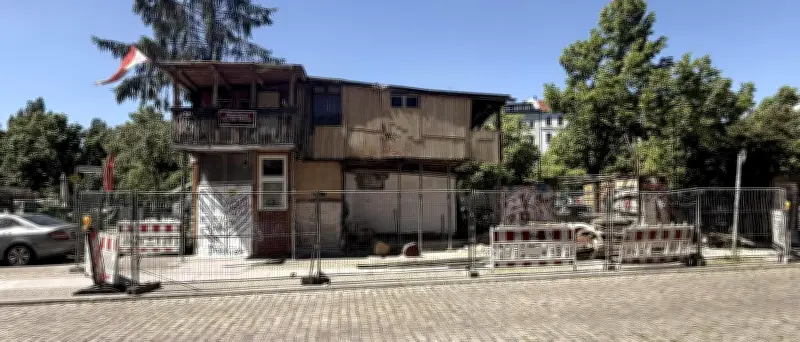Baumhaus an der Mauer: Baum entfernt, Besitzverhältnisse ungeklärt