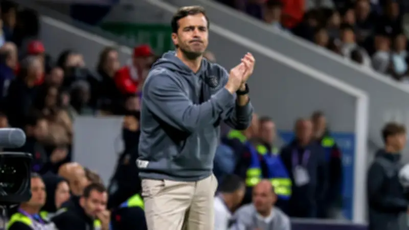 Bayer Leverkusen holt Carles Martínez Novell als neuen Trainer