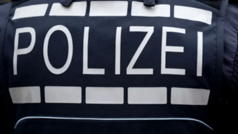 Überfall in Böblingen: Täter schießen mit Schreckschusswaffe und rauben Handtasche