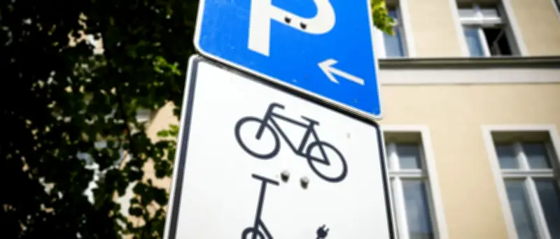 Berlin: Bündnis fordert feste Stationen für E-Scooter ab April 2027