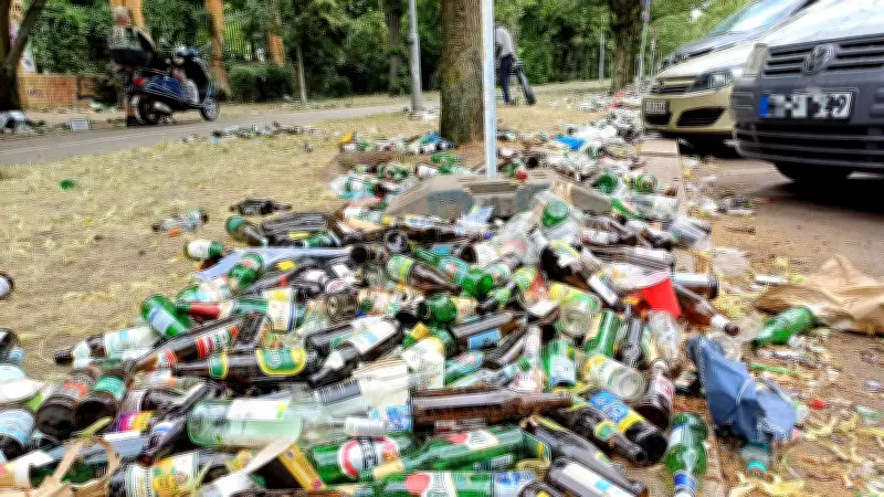 Berliner Frühling: Scherbenhaufen der Freiheit