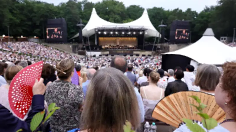 Berliner Philharmoniker auf der Waldbühne: Gewitterluft und Beethovens Neunte