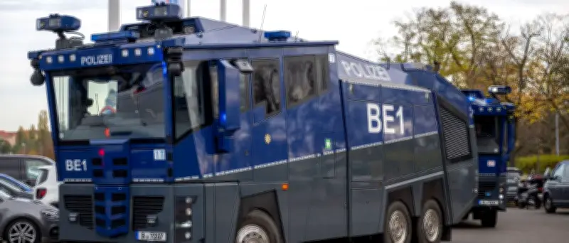 Berliner Polizei setzt Wasserwerfer zur Abkühlung gegen Hitze ein