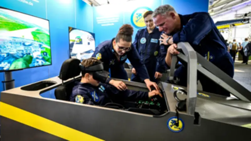 Berliner Schüler präsentieren Flugsimulator auf der ILA