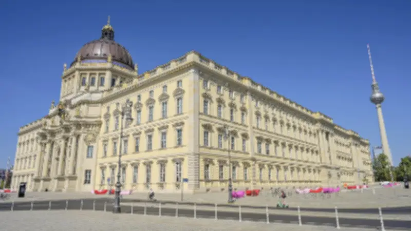Berliner Schlossplatz wird grüner: Drei Bauminseln geplant