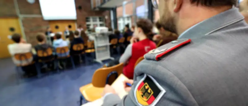 Berliner Senat und Bundeswehr vereinbaren Regeln für Schulbesuche