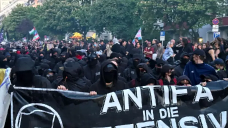 Berliner Verfassungsschutz: Immer mehr Jugendliche werden von Extremisten radikalisiert