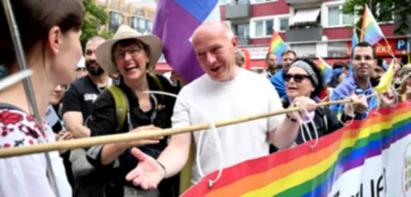 Berlins Bürgermeister Wegner nimmt mit eigenem Truck am CSD teil