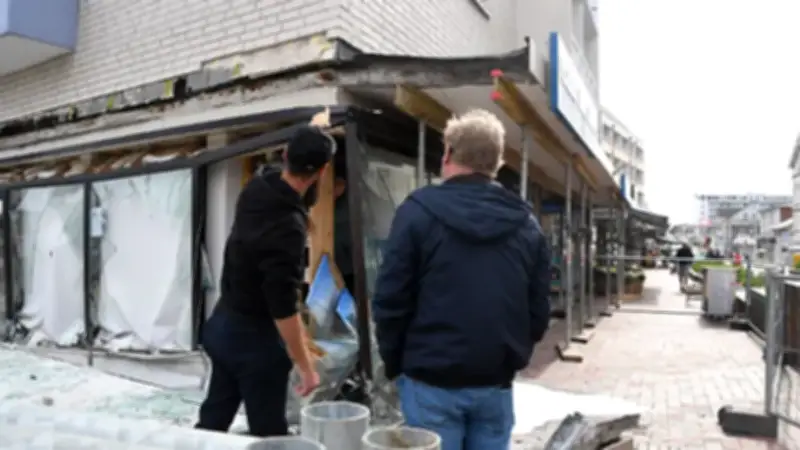 Beton-Vordach in Westerland auf Sylt stürzt auf Gehweg: Glück im Unglück