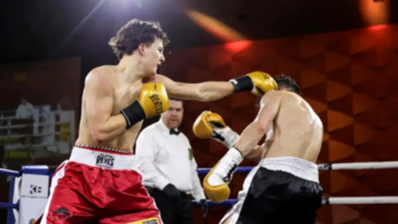 Boxer kämpft mit Duden-Hose: Kuriose Aktion im Ring
