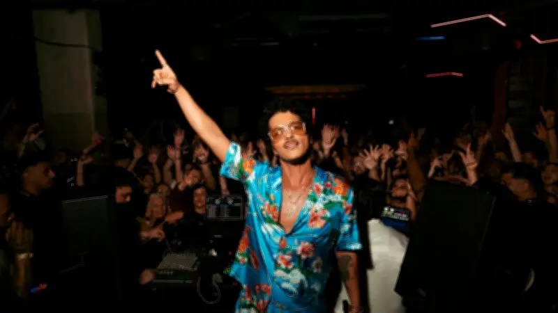Bruno Mars überrascht Fans bei Aftershow-Party im Berliner Club 808