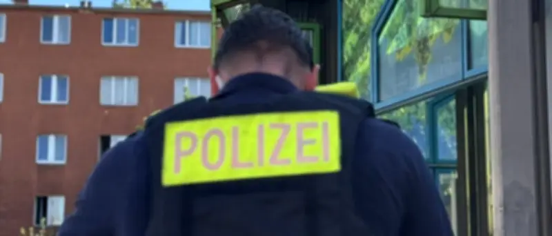 BVG-Bus rammt Laterne in Neukölln: Zwei Schwerverletzte