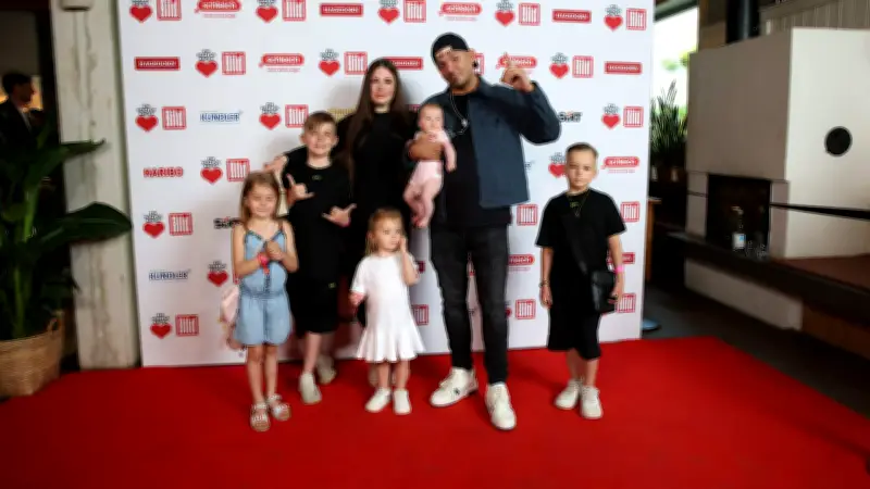 Capital Bra zeigt erstmals seine ganze Familie bei Charity-Event