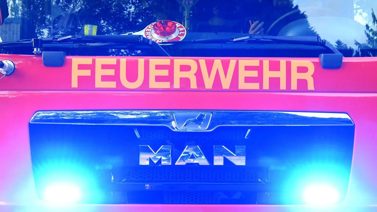 Chemikalienaustritt in Brieselang: Feuerwehr richtet Gefahrenbereich ein