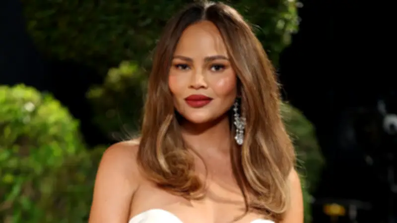 Chrissy Teigen: „Meine Brüste haben Babys gestillt“ – Nippel-Post verteidigt