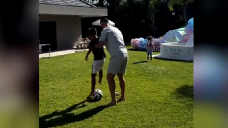 Cristiano Ronaldo gibt Sohn Mateo Fußball-Unterricht im Familien-Training