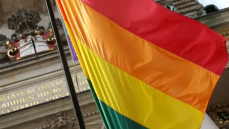 CSD in Aschaffenburg: Regenbogenflaggen an zwei Orten, nicht am Rathaus
